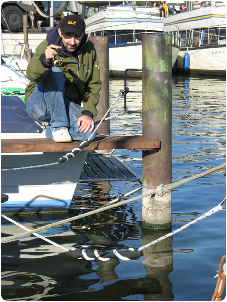 Johannes beim Angeln mit der Mormyschka im Hafen