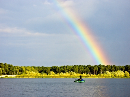 Angeln vom Belly Boat, Regenbogen am Horizont