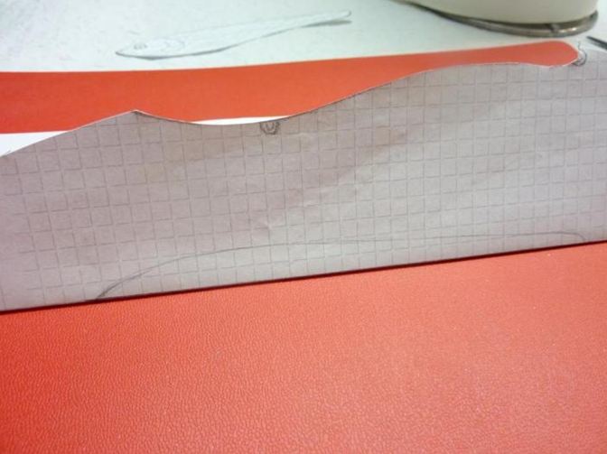 Wichtiger Schritt beim Wobblerbau: Papier mit dem Muster-Wobbler umklappen