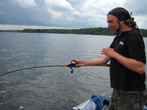 Jochen drillt einen Hecht in der Havel