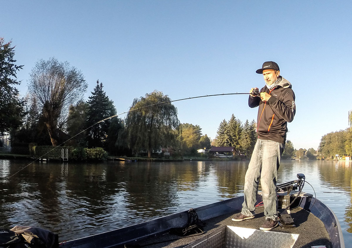 Johannes drillt Fisch mit der Baitcaster-Barschrute