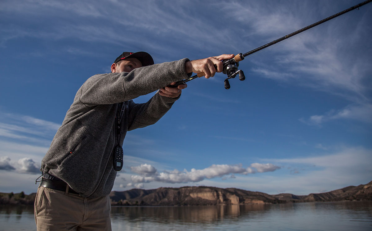 Johannes Dietel mit Baitcaster beim Spinnfischen