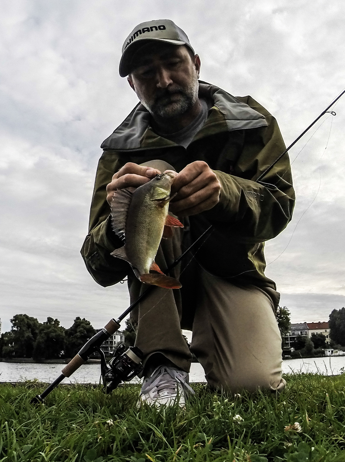 Ultralight Spinnfischen: Hier mit gefangenem Barsch