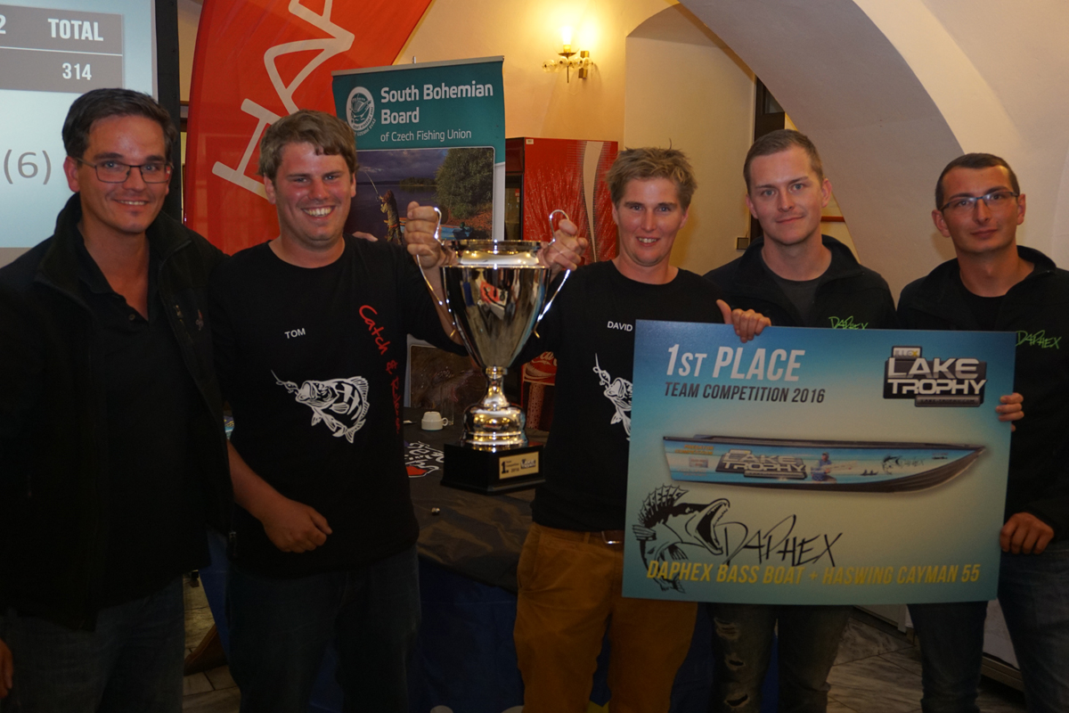  Tom und David vom Team "Fischerfritz" nahmen als Gewinn ein tolles Angelboot mit nach Hause.