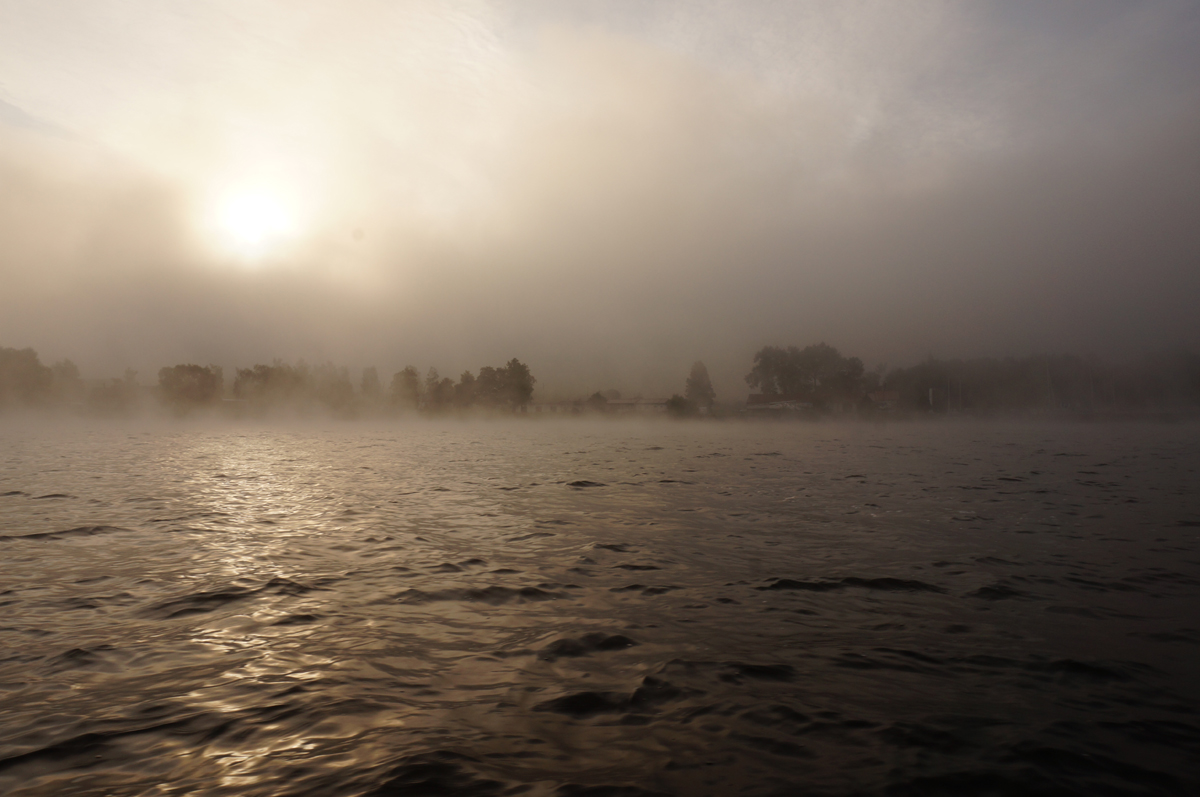  Beim ersten Probefischen steht dichter Nebel über dem Lipno-Stausee.