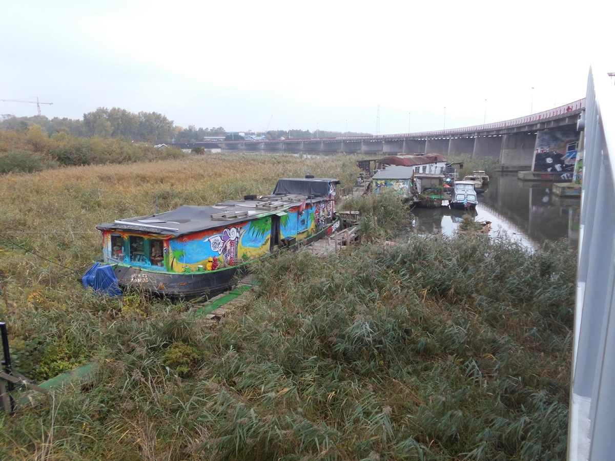 Wohnen auf dem Wasser. Suburbane Lebensformen in farbenfroher Ausführung. Autobahnanschluss und Zugang zum fließenden Wasser inclusive.