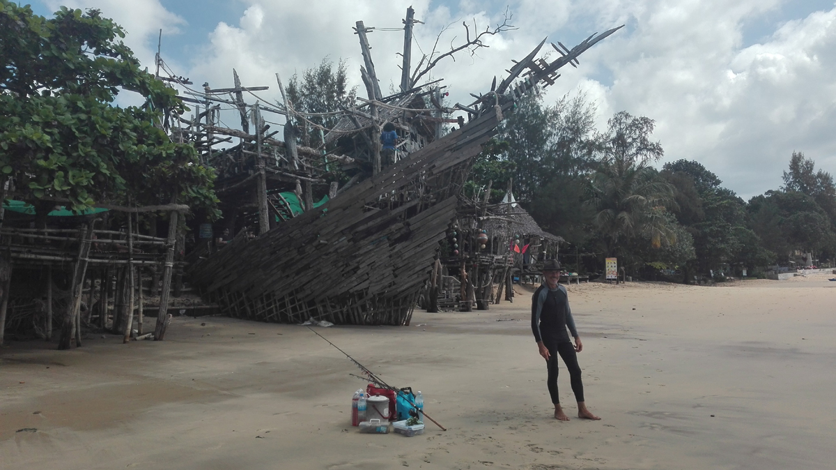 Treffpunkt am Morgen war das „Piratenschiff“. Eine Hippibar par excellence, wo tagsüber das Bargeschäft in slow motion abläuft und abends gelegentlich Konzerte gespielt werden. Zu sehen Danny, der Sonnenschutz als Dauergast der Insel perfektionistisch betreibt.