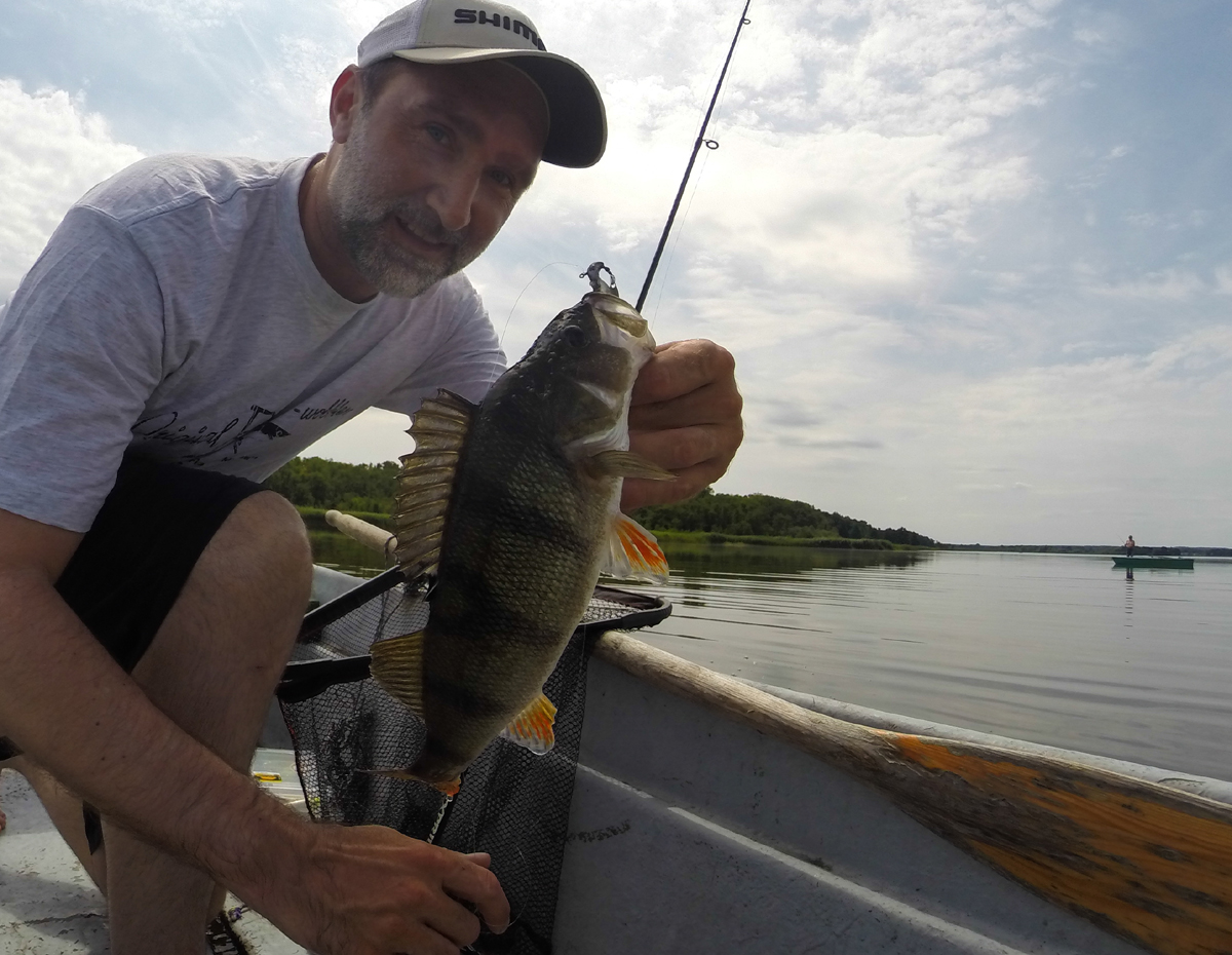 Johannes Dietel mit Barsch, gefangen auf Spin-Jig