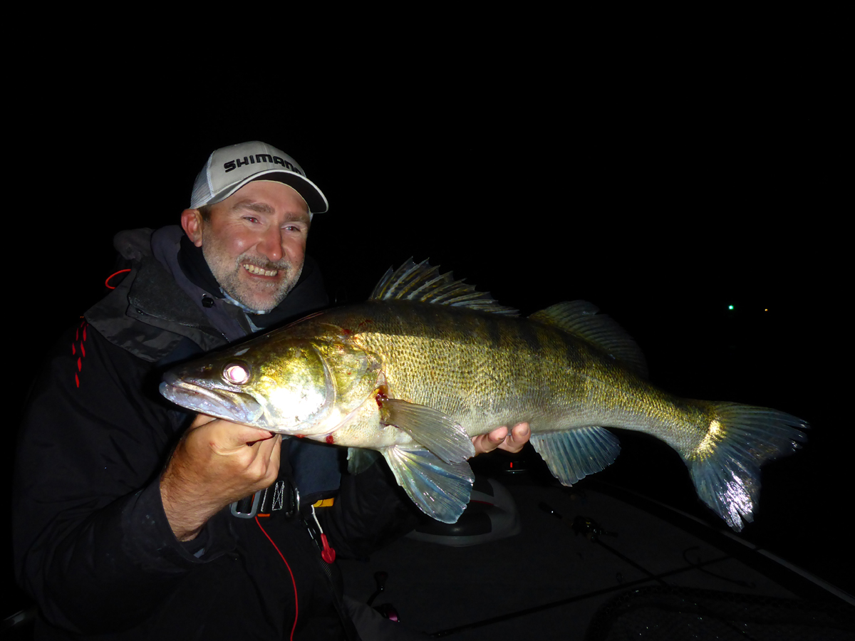 Zander im Winter: nachts flach